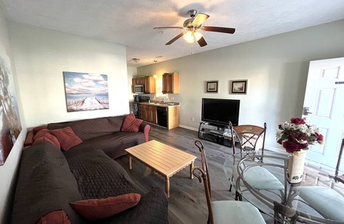 Myrtle Beach Cottage | MRV25, 2-bedroom cottage, Blocks to Beach! Free WIFI, Free Parking