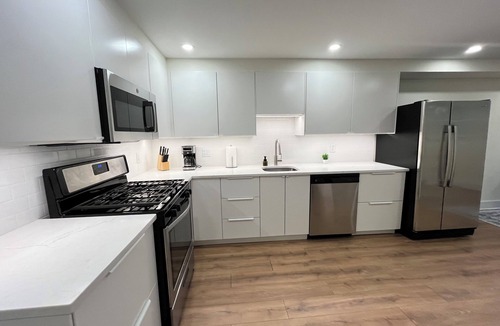 Mount Pleasant Apartment | Mt Pleasant Retreat with Parking - 1200 Sqft, 2BR/2Qeen Beds, Walk to Metro, Zoo