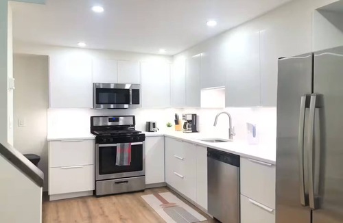 Mount Pleasant Apartment | Mt Pleasant Retreat with Parking - 1200 Sqft, 2BR/2Qeen Beds, Walk to Metro, Zoo