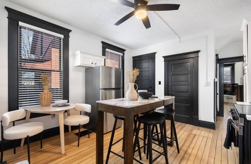 German Village House | MTR Unwind in a Cozy German Village Retreat, Ideal for Small Groups