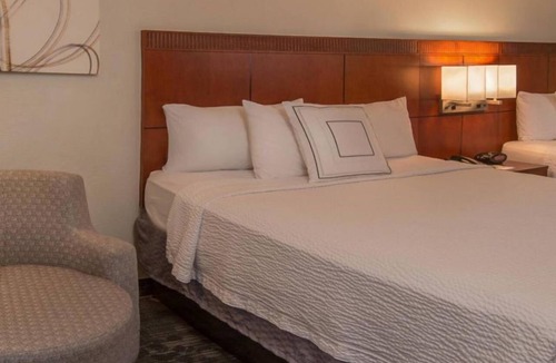 Rosslyn Hotel | Museum & Memorial Tour! Pet-friendly Hotel On-site Parking, Picnic Area