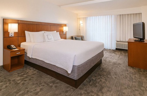 Rosslyn Hotel | Museum & Memorial Tour! Pet-friendly Hotel On-site Parking, Picnic Area