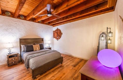 Cornville House | Myrinn-Hobbit Cottage on the Creek Storybook Stay