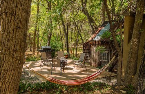 Cornville House | Myrinn-Hobbit Cottage on the Creek Storybook Stay
