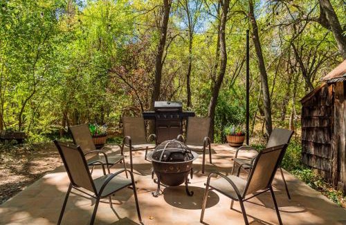 Cornville House | Myrinn-Hobbit Cottage on the Creek Storybook Stay