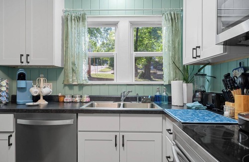 Downtown Branson Cottage | Nana's Cottage! Downtown Branson! Walk to Landing! Pet-friendly! Vintage vibe!