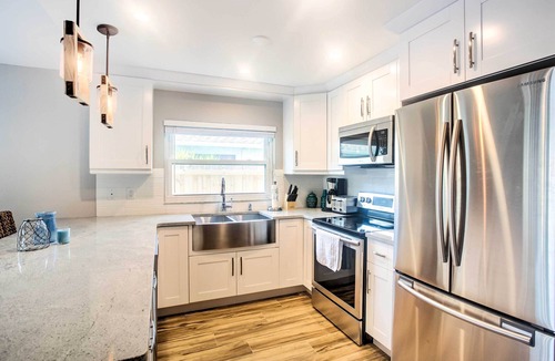 Naples Park Cottage | Naples Home w/Lanai & Pool Near Vanderbilt Beach!