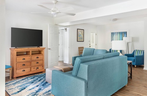 Sea Scape Hotel | Nature-Focused 4BR Loft Suite: In-Room Laundry near Kitty Hawk Woods Reserve