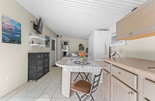 Ridge Wood Heights Apartment | Nautical Sarasota Retreat w/Putting Green & Outdoor Shower