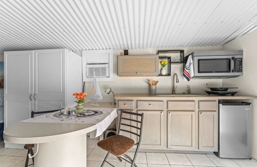 Ridge Wood Heights Apartment | Nautical Sarasota Retreat w/Putting Green & Outdoor Shower