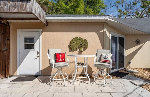 Ridge Wood Heights Apartment | Nautical Sarasota Retreat w/Putting Green & Outdoor Shower