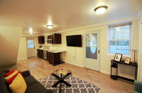 Mount Rainier Bed & Breakfast | NE DC LUX 2BR New Stylish Modern Sunny lowerApt