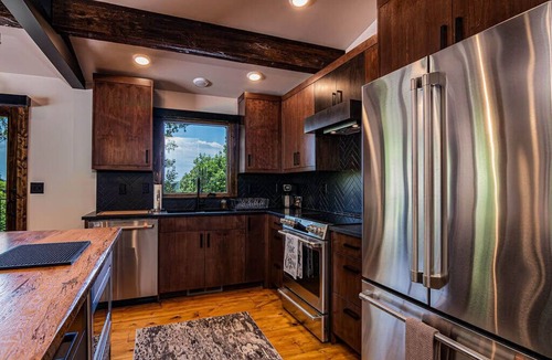 Big Cedars Cabin | Near Big Cedar-Walkable Fun-Lake View-Hot Tub-Modern Luxury Decor-Free Attraction Tickets!