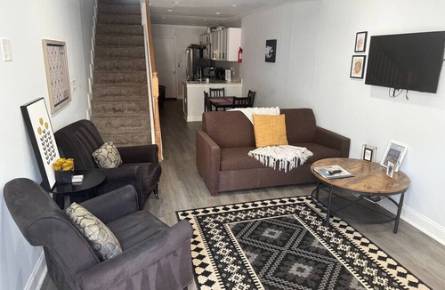 Downtown Baltimore Villa | Near John Hopkins/CFG Arena/Convention Center 4brm
