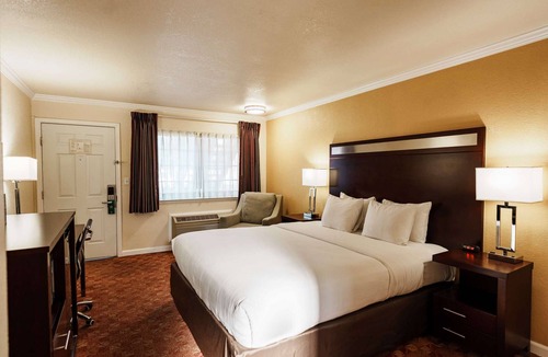 Ukiah Hotel | Near Nelson Family Vineyards + Breakfast. Pool.