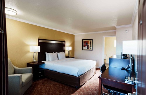 Ukiah Hotel | Near Nelson Family Vineyards + Breakfast. Pool.