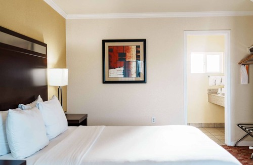 Ukiah Hotel | Near Nelson Family Vineyards + Breakfast. Pool.