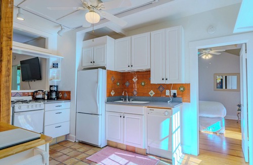 Indian Beach Sapphire Shores House | Near Sarasota Bay Garden Cottage - 2BR Historic Retreat