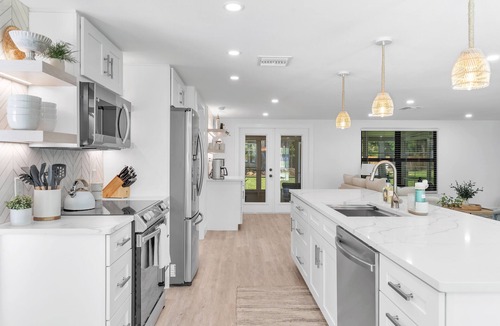 Gulf Gate Estates Cottage | Near Siesta Key with Private Pickleball Court and Heated Saltwater Pool with Spa