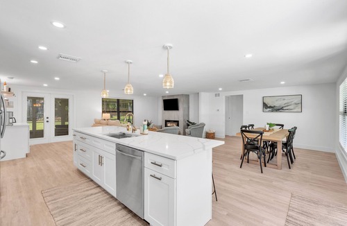 Gulf Gate Estates Cottage | Near Siesta Key with Private Pickleball Court and Heated Saltwater Pool with Spa