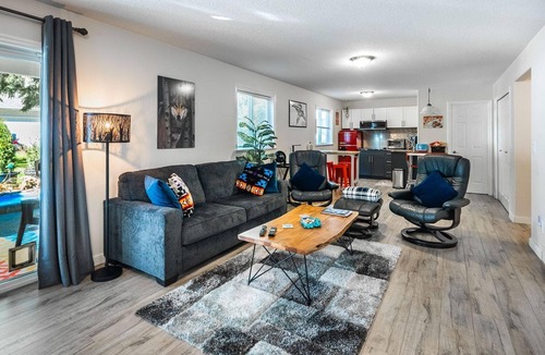 Regional District of Nanaimo House | Nesting Ravens private suite on Acreage,