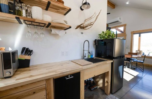 Apple Valley House | Nestled in Nature Zion’s Gateway-Jacuzzi Suite