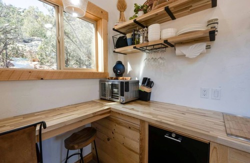 Apple Valley House | Nestled in Nature Zion’s Gateway-Jacuzzi Suite