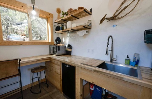 Apple Valley House | Nestled in Nature Zion’s Gateway-Jacuzzi Suite
