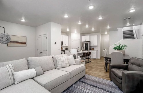 Ivins House | New 3-bedroom townhome with Pool in enchanting Ivins