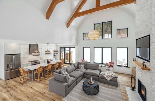 Stratton Mountain House | New 4-BR Luxury Home 6 Min from Stratton w/hot tub