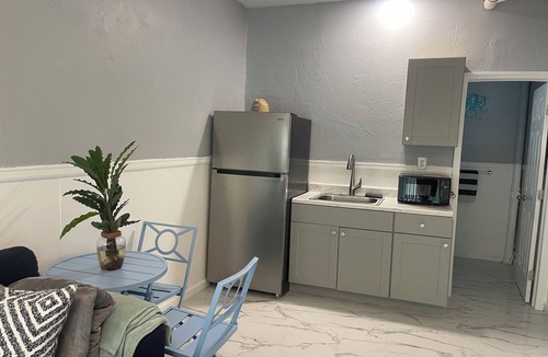 Midtown House | New 4BR/4BA Sleeps 12+ minutes to Beach & Duval St. Private backyard pool oasis