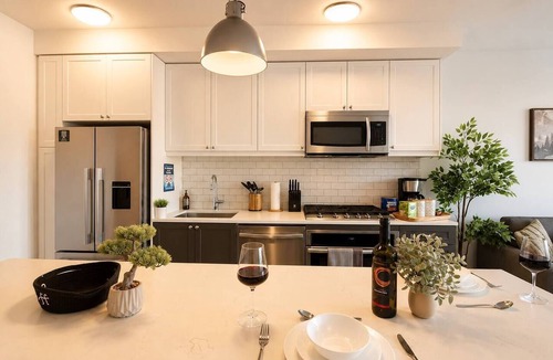 Kensington Apartment | New Central Kensington Condo King Bed AC | Parking