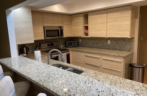 Sarasota Villa | NEW - Cheerful 2 bedroom villa - 13 min. to Siesta Key