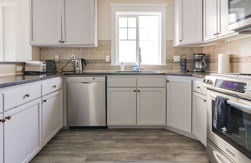 Eastlake House | NEW! Eastlake 3 br | fast wifi and views!| Sophari