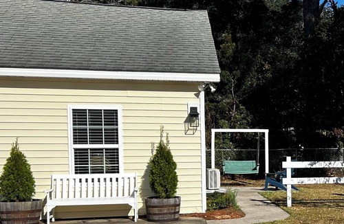 Morehead City Cottage | NEW! Hem's Roost: 2-miles to AB, King Bed, 500' to Boat Ramp, Pet Friendly