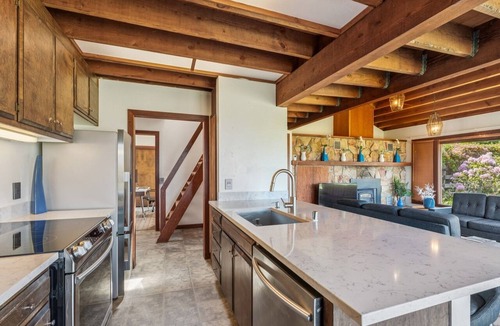 Manchester Cottage | NEW! Irish Beach Gem Scenic Views & BBQ Yard
