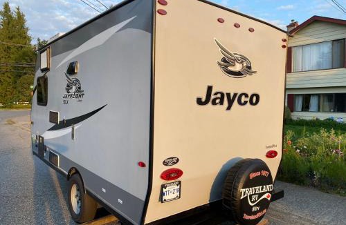 Aldergrove House | New Jayco trailer with comfy queen bed & Air-con