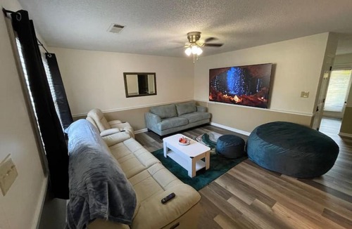 Commerce Apartment | NEW King Beds 86 inch RokuTV and Massage at the Comfort Haven