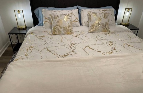 Commerce Apartment | NEW King Beds 86 inch RokuTV and Massage at the Comfort Haven