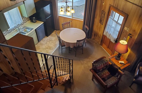 Ridgedale Cottage | New Low Rates for Walk-to-the-Lake Cottage w/Dock. Close to it All!