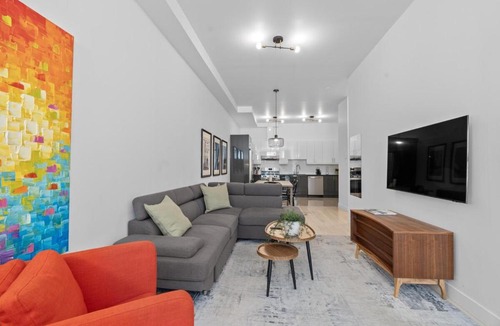 La Petite-Patrie Apartment | New Modern 2bdr Apartment in Little Italy