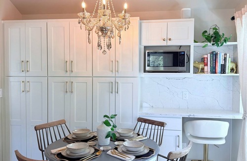 Ravenna House | NEW - modern comfort, remodeled, A/C, free parking