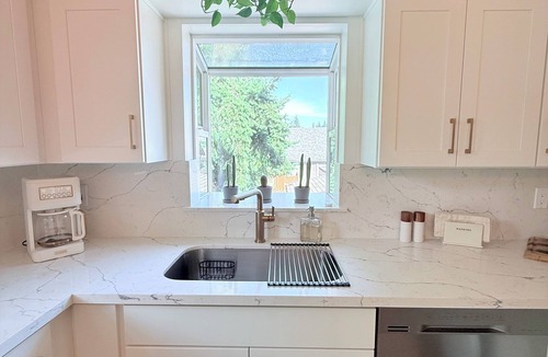 Ravenna House | NEW - modern comfort, remodeled, A/C, free parking