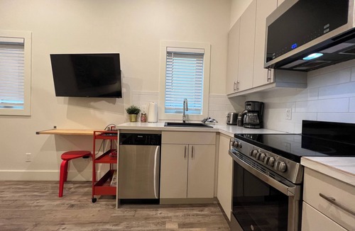 East Kootenay Hotel | New & Modern / In town / 6 min to Ski hill