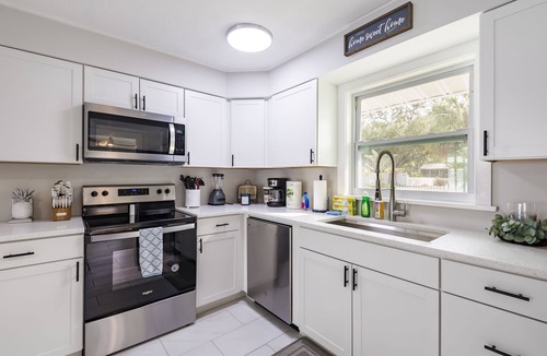 Bayou Oaks House | NEW Remodeled Pool Home w/Mini Golf By Downtown