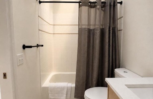 Old Ballard House | NEW Sleeps 8 Ballard Townhouse