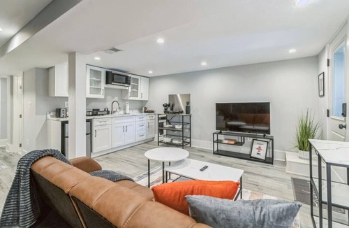 Brightwood Park Condo | NEW Stylish Suite near Manor Park