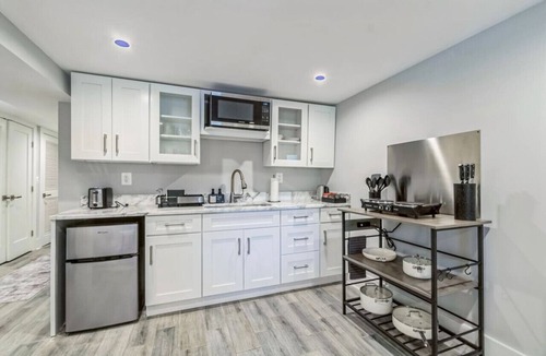 Brightwood Park Condo | NEW Stylish Suite near Manor Park