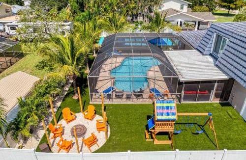 Palma Sola House | NEW Sunshine Getaway Heated Pool Hot Tub Games Villa