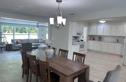 South Bradenton House | New to VRBO - Large Private Pool - Minutes to Beaches - All New Furniture